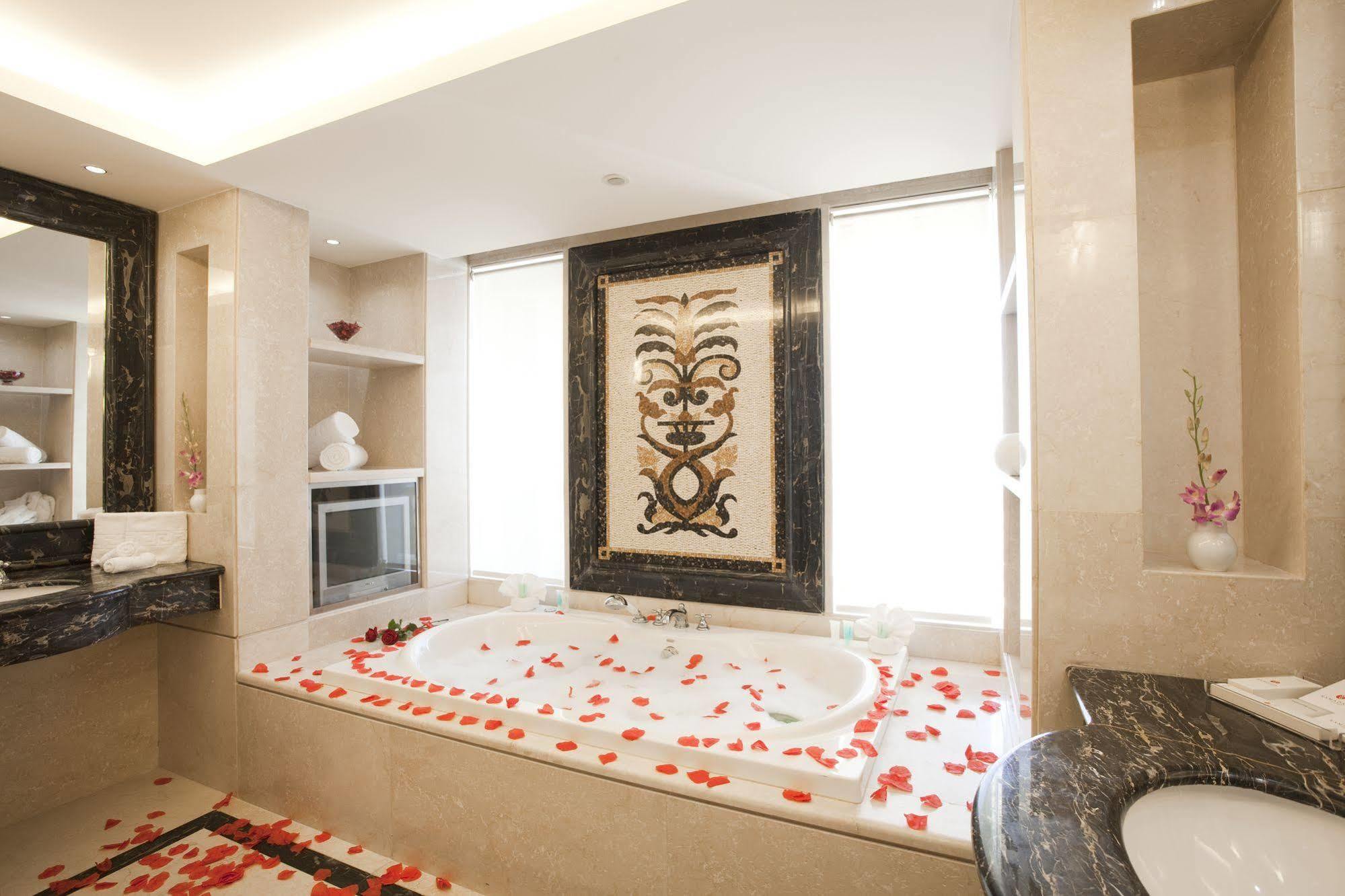 Ramada Plaza By Wyndham Raouche Hotel Beirut